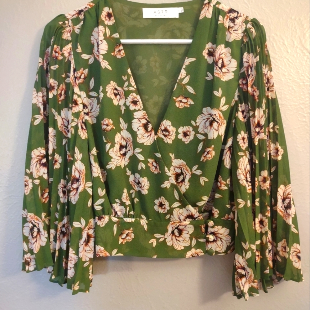 ASTR THE LABEL Green Floral Pleated Sleeve Wrap Blouse. Size Medium. - Picture 2 of 10